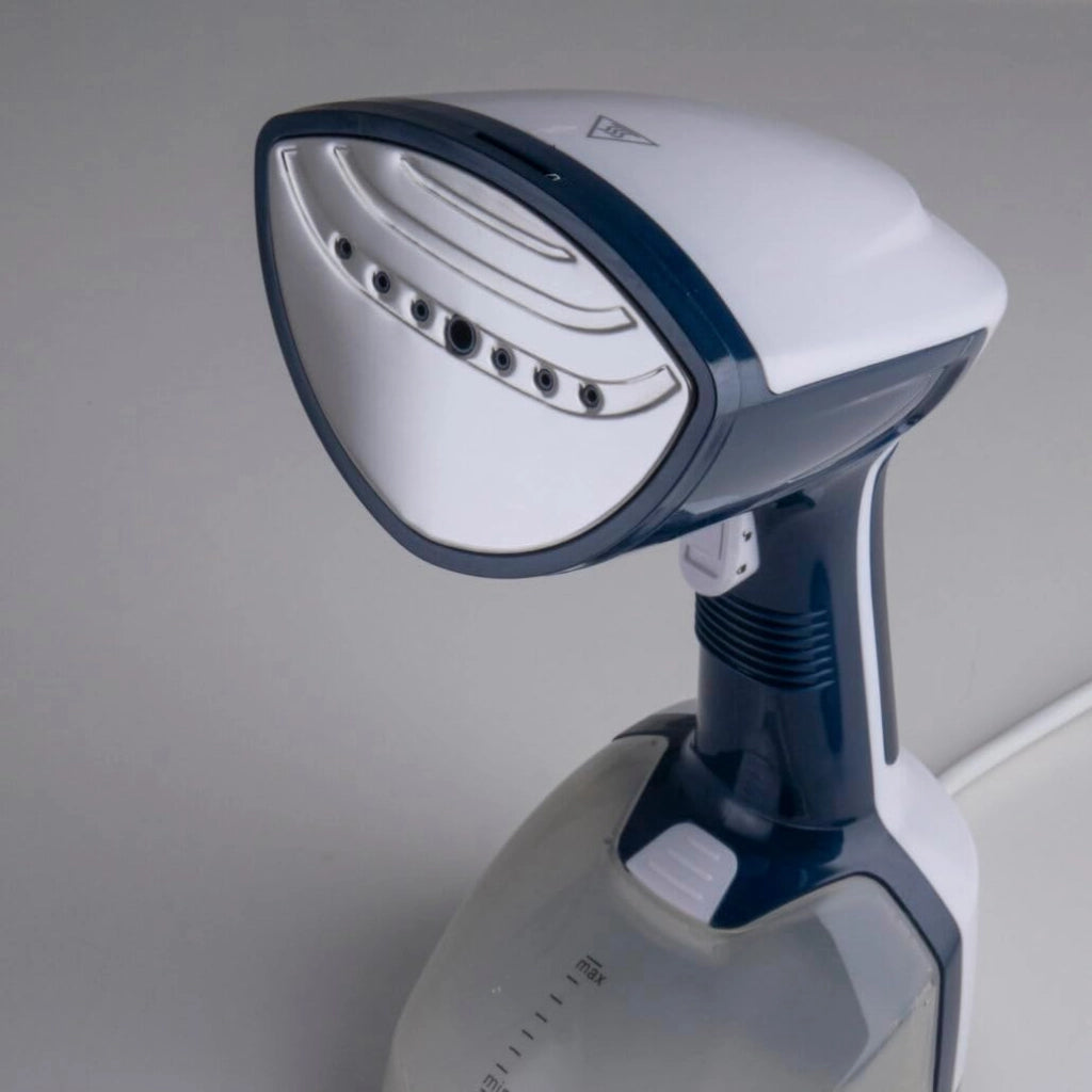 Innoliving Stiratrice Verticale INN-677, Ferro a vapore da viaggio, 1500 W, Piastra in Acciaio Inox 7 Fori, Vapore Continuo 25g/min, Serbatoio Removibile 350 ml, Blu