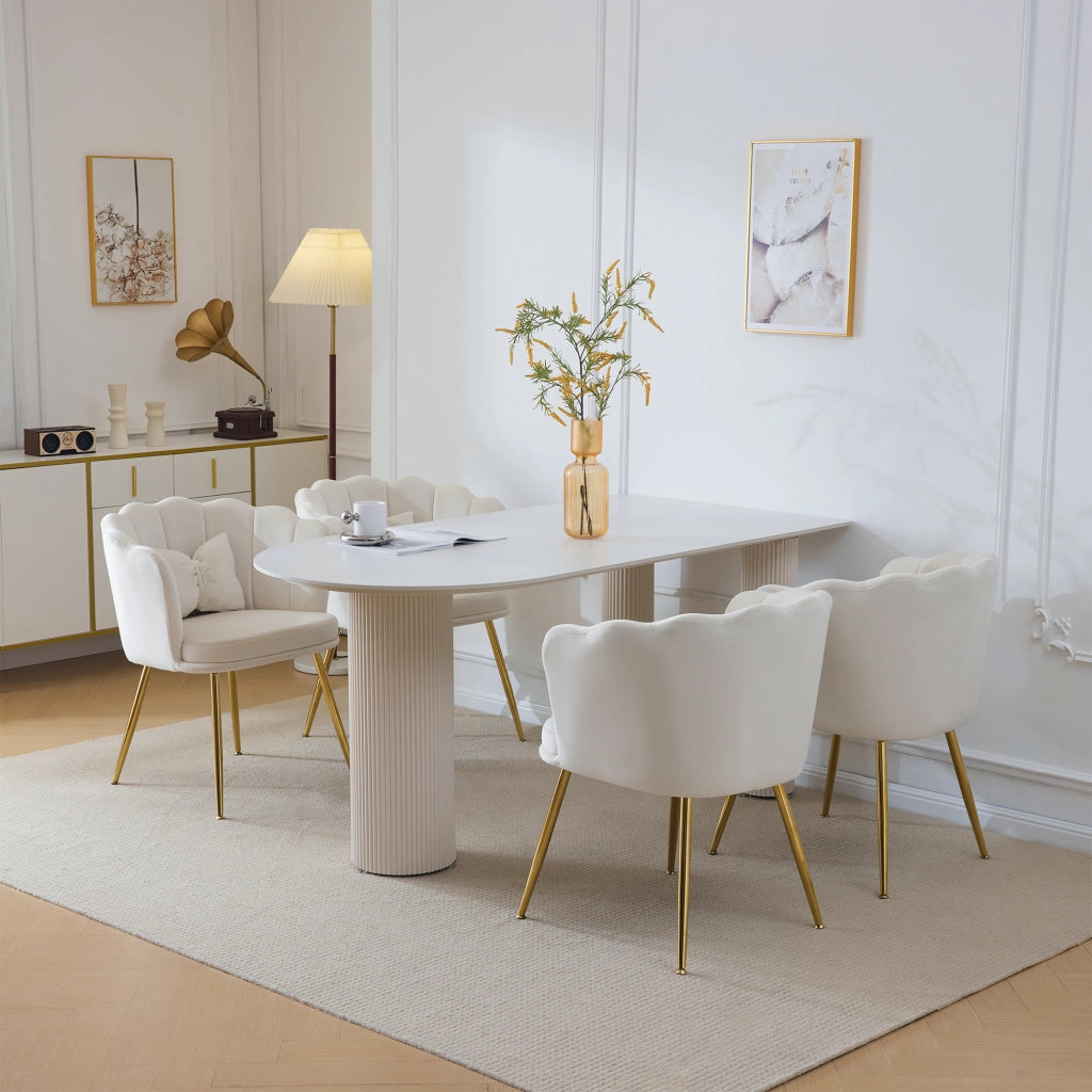 Poltrona con schienale a petalo in velluto beige