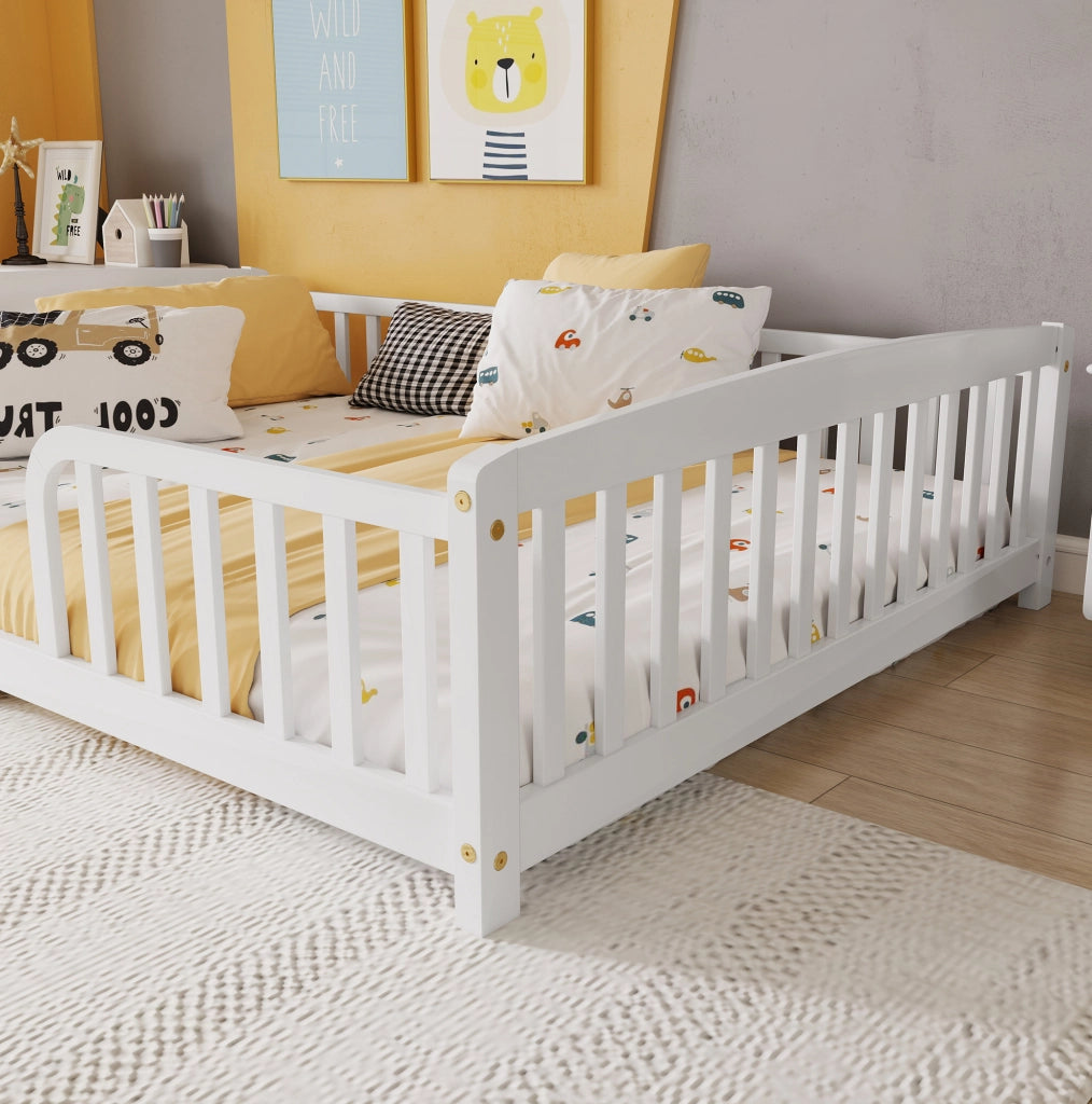 Letto a terra con sponde di sicurezza 140x200 cm in legno di pino bianco con accesso centrale