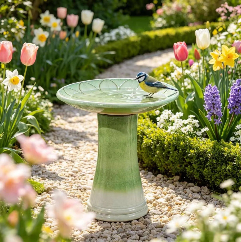 Abbeveratoio per Uccelli in Ceramica Artigianale con Rilievo a Fiori, Ø43 cm, Altezza 45 cm, Glassa Verde Chiaro Lucida, Resistente al Freddo e agli Agenti Atmosferici
