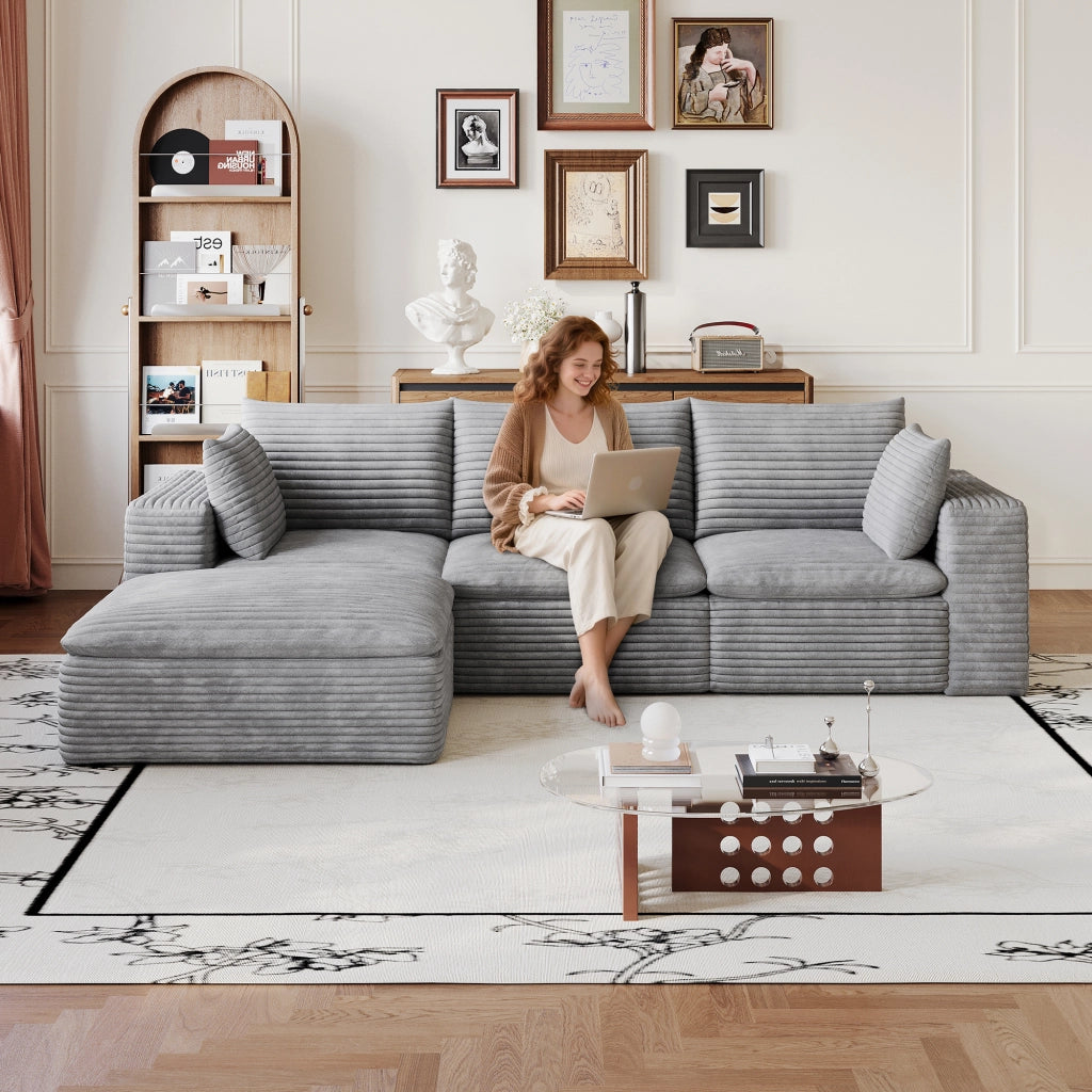 Divano modulare in tessuto grigio con supporto in schiuma e design componibile