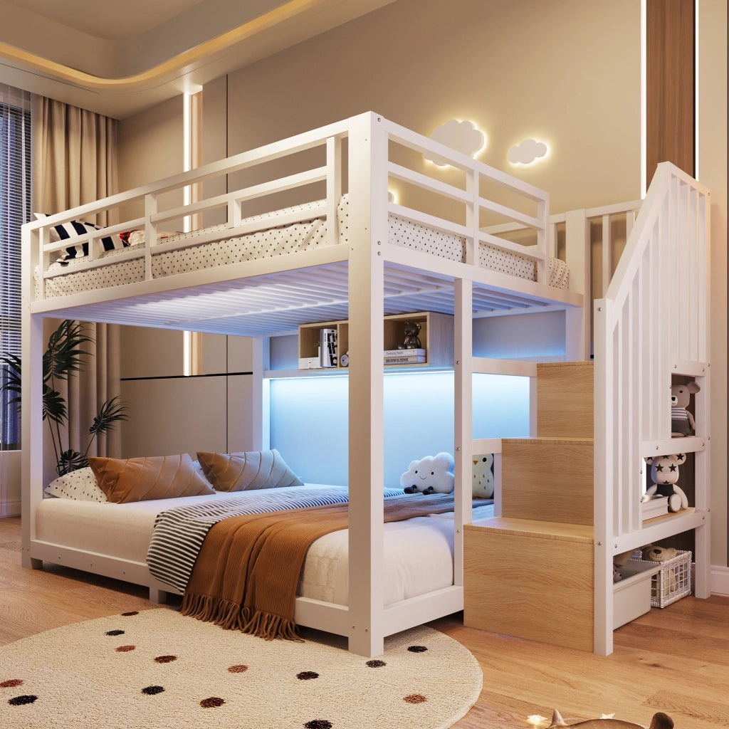 Letto a castello 140 x 200 cm; strisce LED; 3 scomparti contenitore; scala con contenitore; sponde di sicurezza; struttura in metallo; bianco