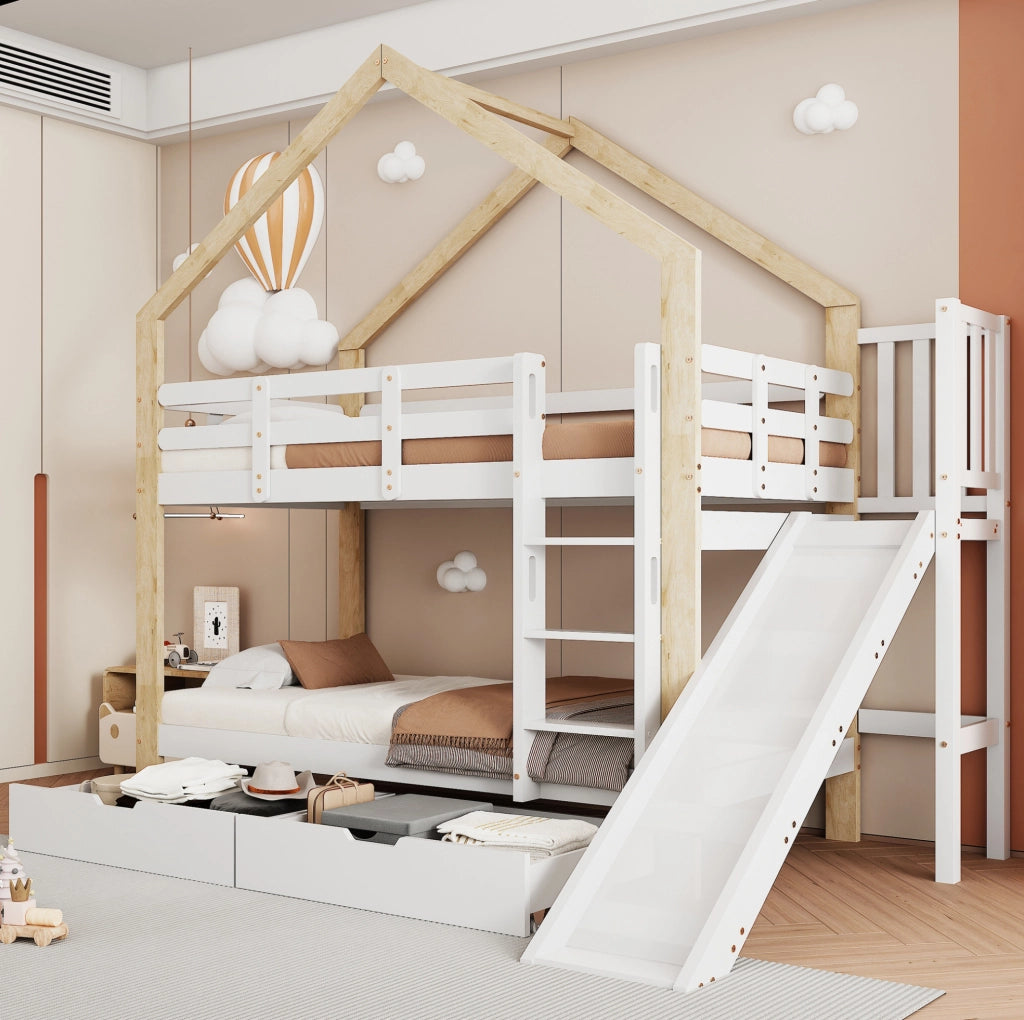 Letto a castello a forma di casa con scivolo, scala angolare a tre gradini, sponde di sicurezza e 2 cassetti, struttura in legno massello, bianco e naturale, 90x200 cm