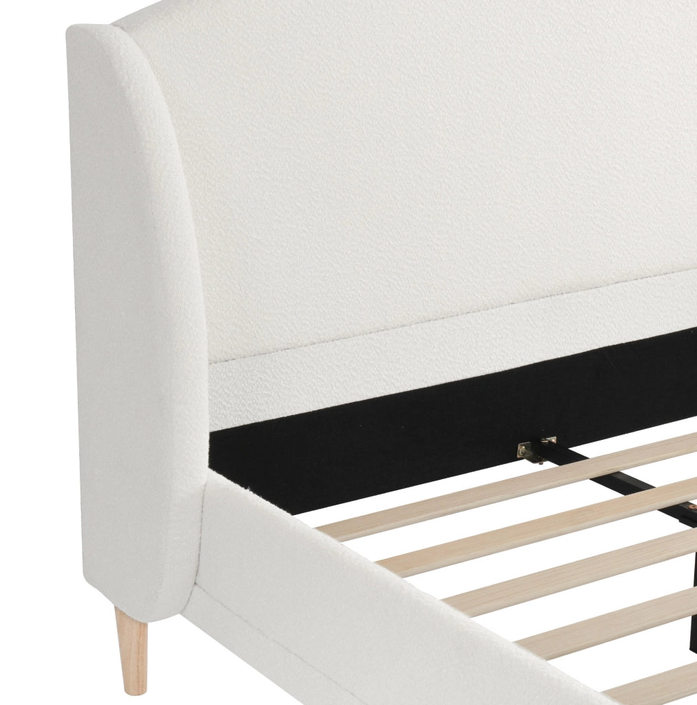 Letto imbottito in bouclé bianco con testiera wingback e rete a doghe
