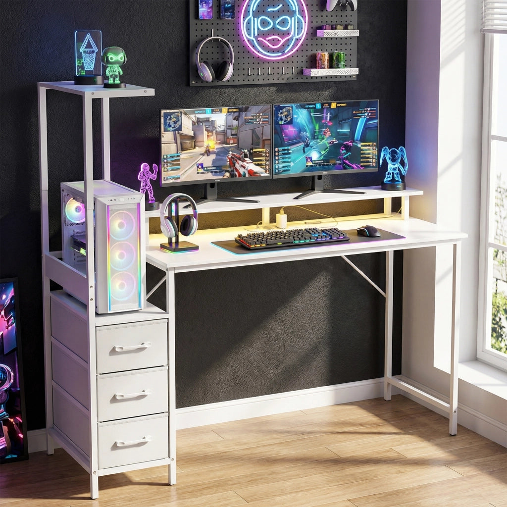 Scrivania Gaming 147 cm, Tavolo per Computer con Supporto CPU Regolabile e Reversibile, Luci RGB, Prese di Alimentazione, Porte USB e USB-C, Supporto Monitor e 3 Cassetti in Tessuto, Bianco