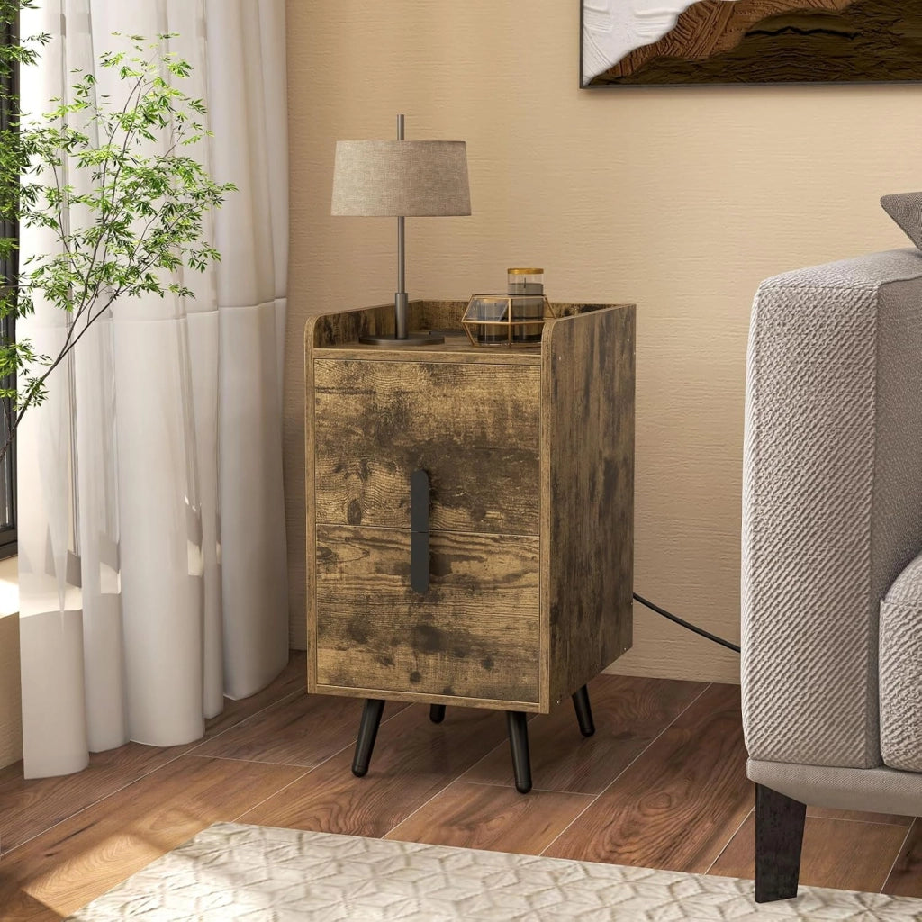 Comodino con Stazione di Ricarica, Comodino con 2 Cassetti, 2 Porte USB e 3 Prese, Tavolino Leterale con Gambe in Metallo, Portata Tolate 20 kg, 32 x 40 x 60 cm (2, Caffè)