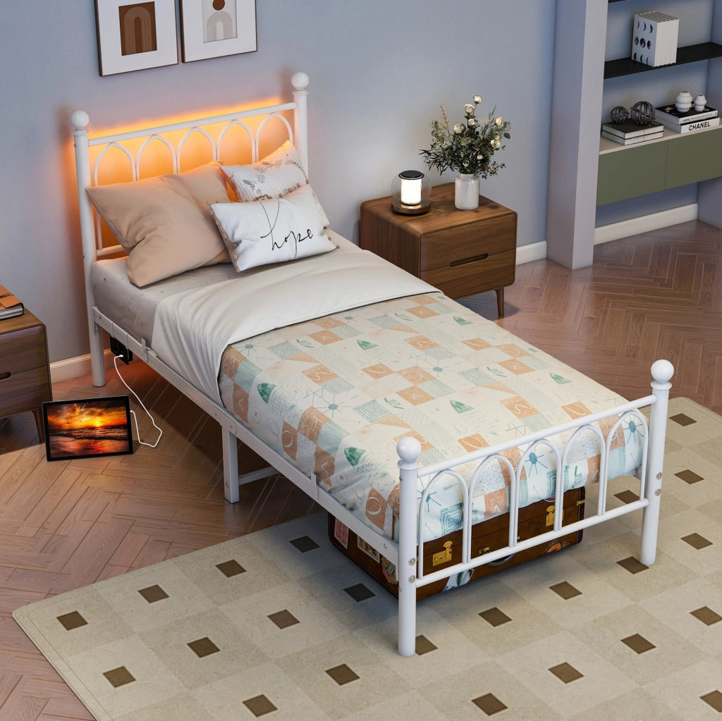 Letto in metallo 90x200 cm con LED; USB e presa; ferro bianco