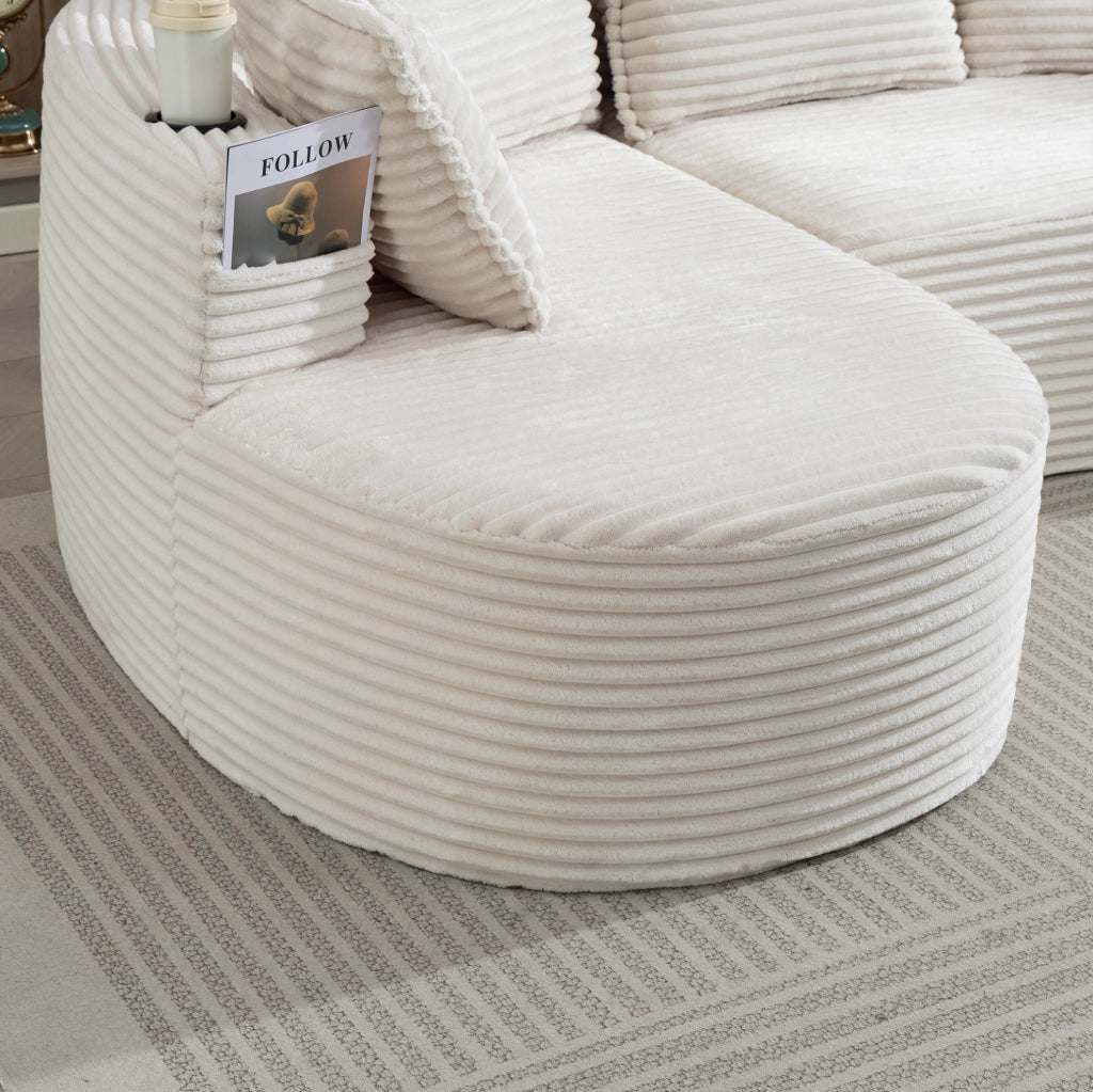 Divano a forma arcuata beige con portabicchieri; tasca laterale e cuscino 250 cm