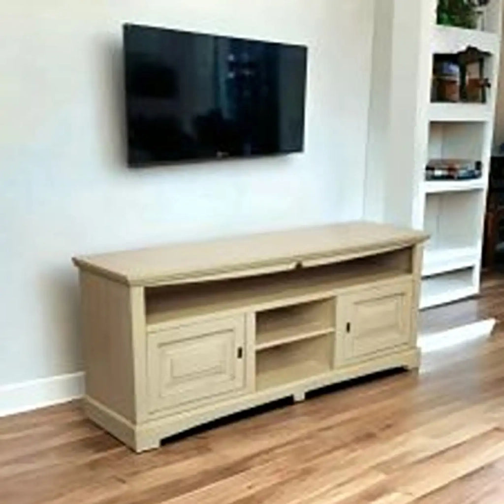 Mobile Porta tv Shabby chic in legno laccato avorio anticato mod goccia ante bugnate e 3 vani a giorno