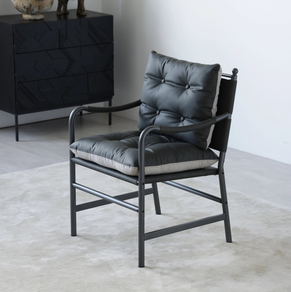 Poltrona lounge in similpelle nera con struttura in metallo HOMVRA