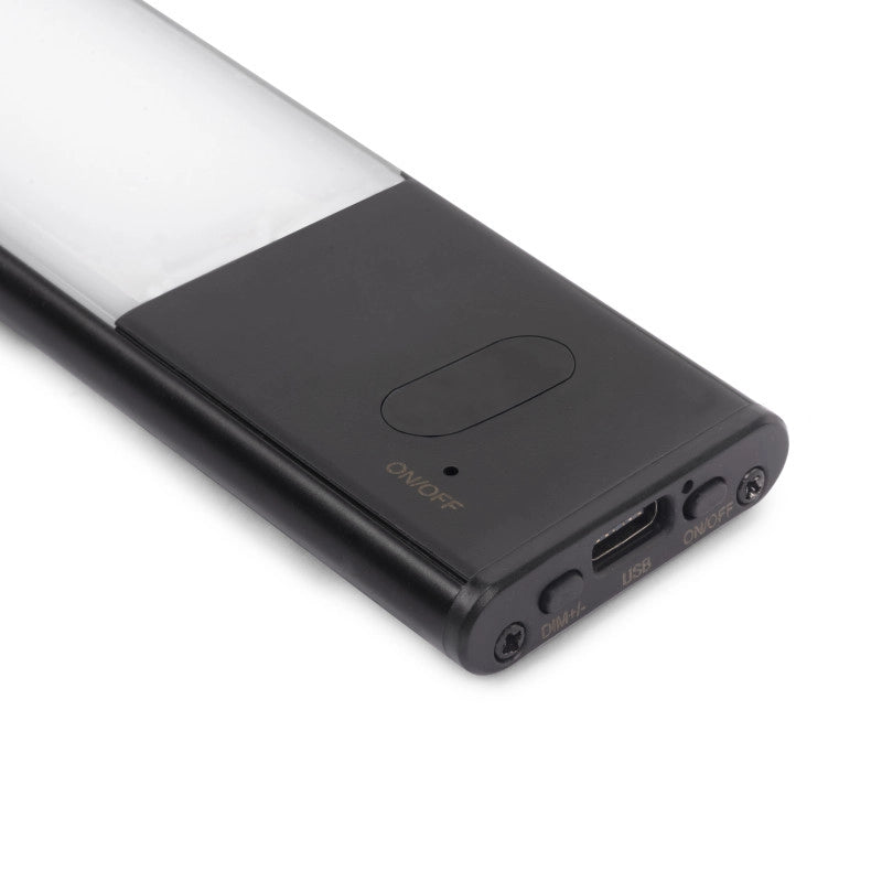 Multiconnettore Vertikal Push diametro 100mm, 3 spine di tipo Schuko, 1 USB tipo A, 1 USB tipo C, Acciaio e Tecnoplast..