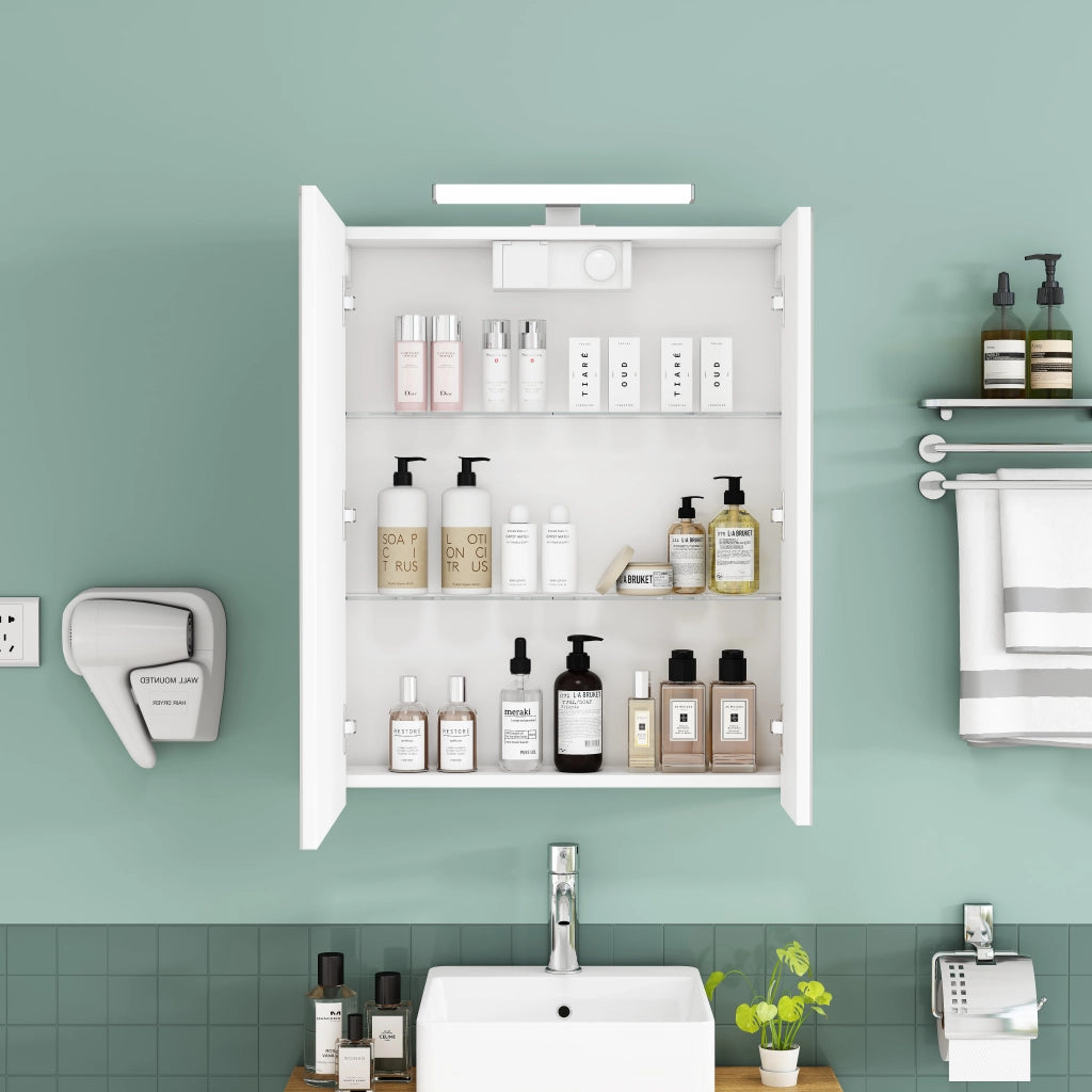 Mobiletto da bagno a parete bianco da 60 cm con specchio, ante asimmetriche, illuminazione a LED e presa elettrica, ripiani in vetro regolabili in