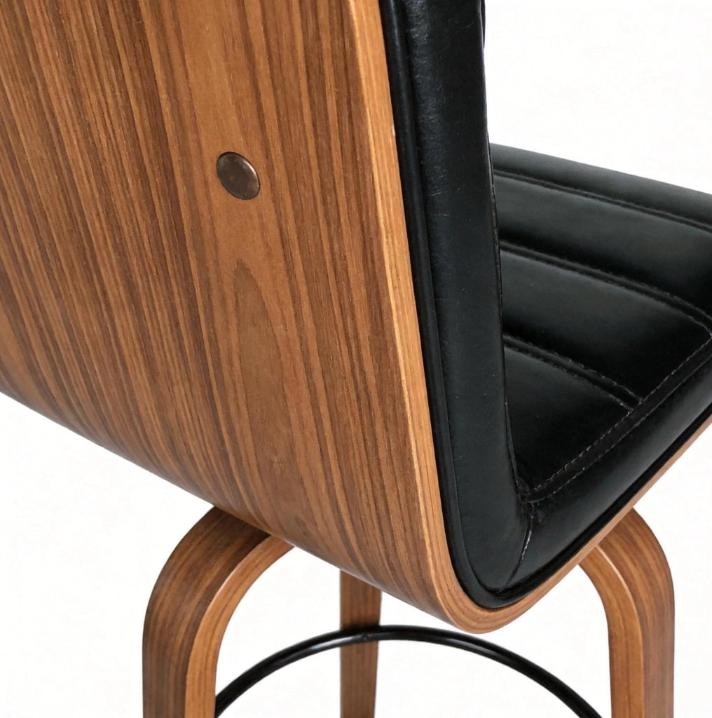 Sgabello da bar con schienale in similpelle nera e gambe in legno HOMVRA