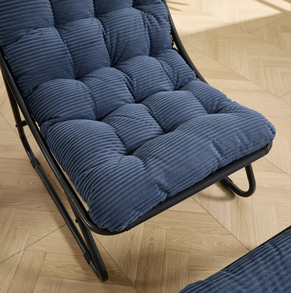 Poltrona lounge da esterno con pouf, struttura nera e cuscino blu navy