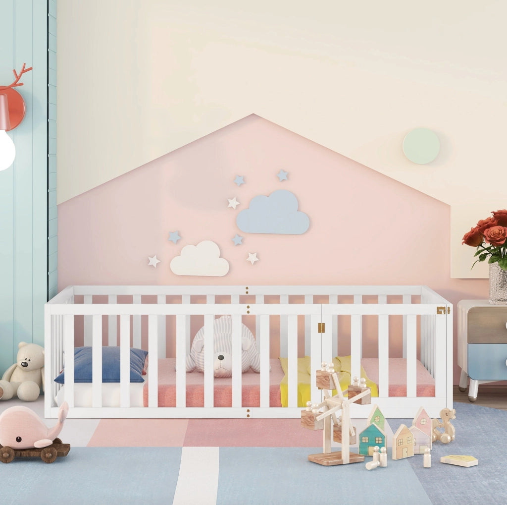 Letto a pavimento per bambini ULEVR 90x200 cm con recinto e porticina apribile, bianco