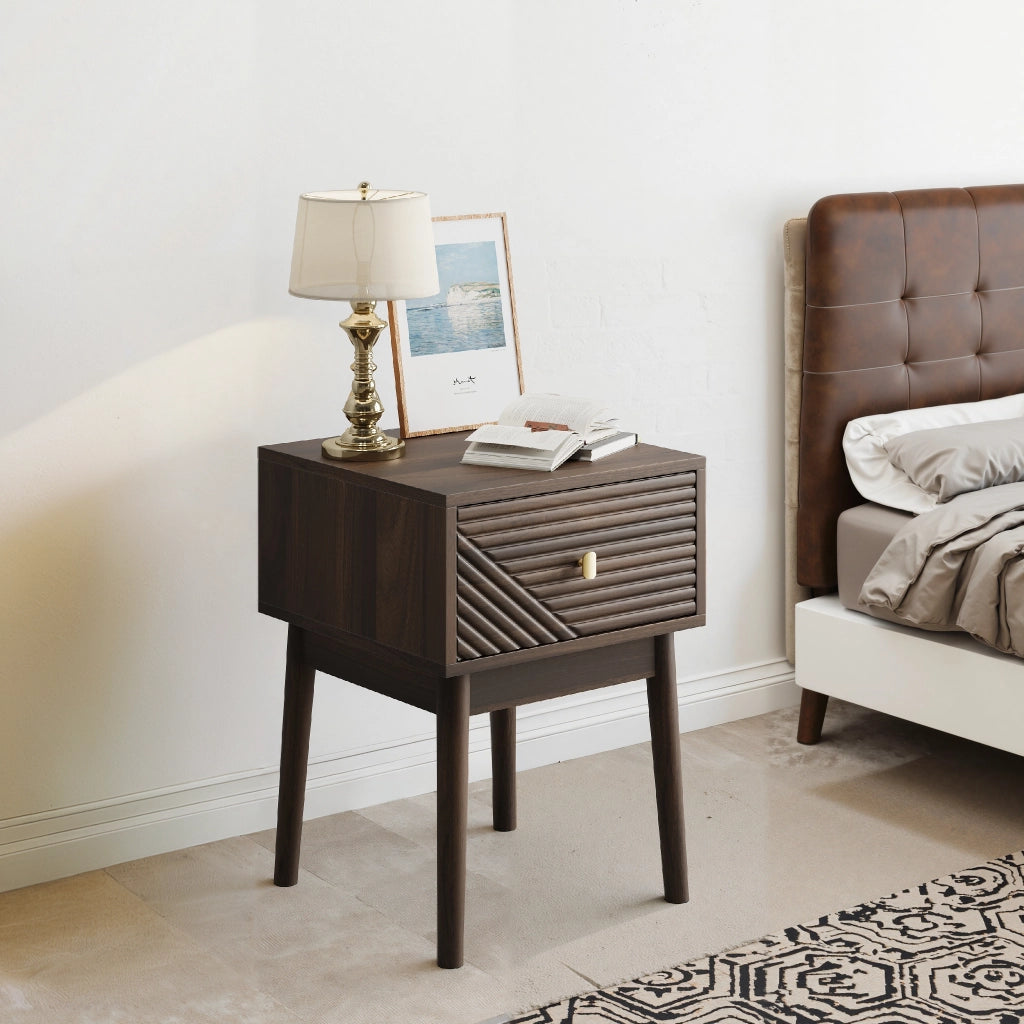 Comodini set di 2 con 2 cassetti scanalati in MDF noce; maniglie metalliche e gambe in legno 40 × 40 × 55 cm