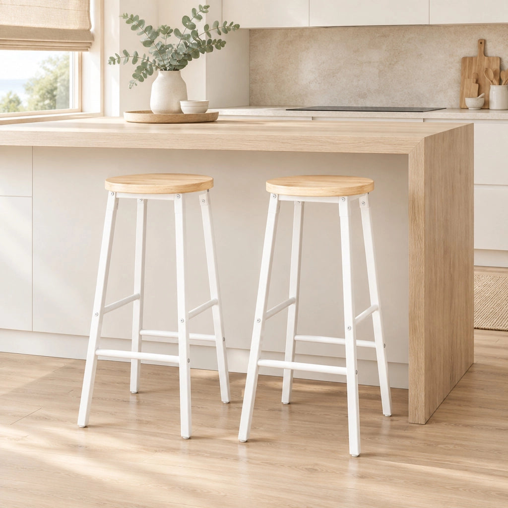 Set di 2 sgabelli da bar in MDF effetto legno e metallo bianco con poggiapiedi e piedini regolabili 63 × 30 × 30 cm