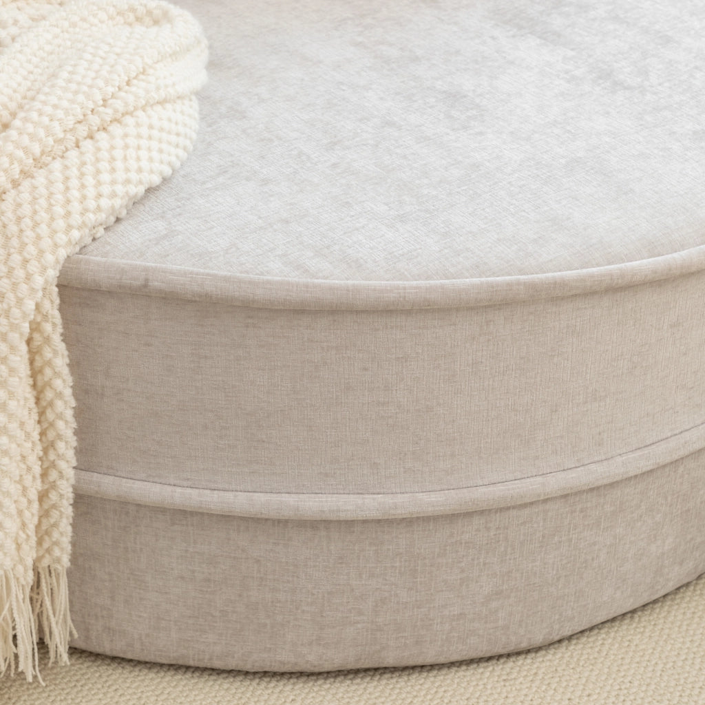 Poltrona lounge rotonda moderna con pouf e 5 cuscini in ciniglia grigia