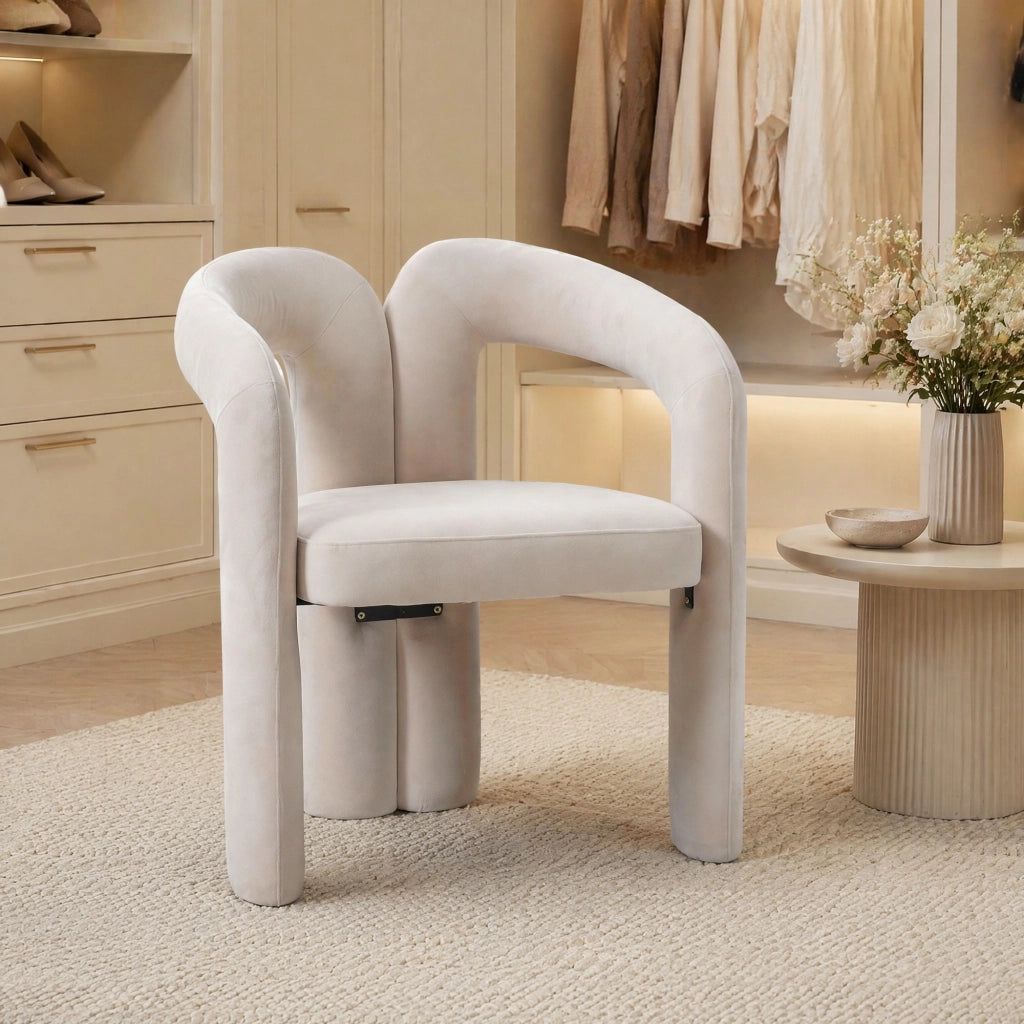 Sedia da pranzo beige in velluto con braccioli
