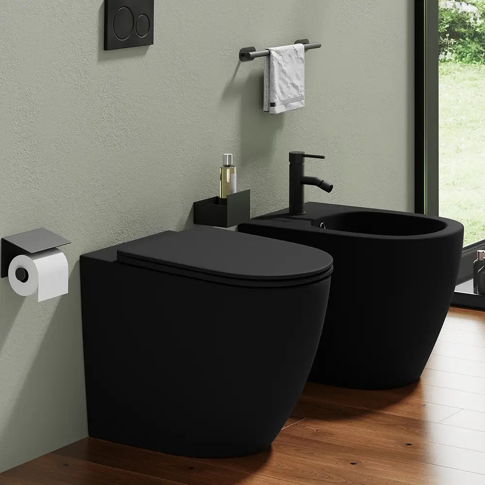 Sanitari filo muro vaso rimless traslato, bidet e copri wc nero opaco | Europa