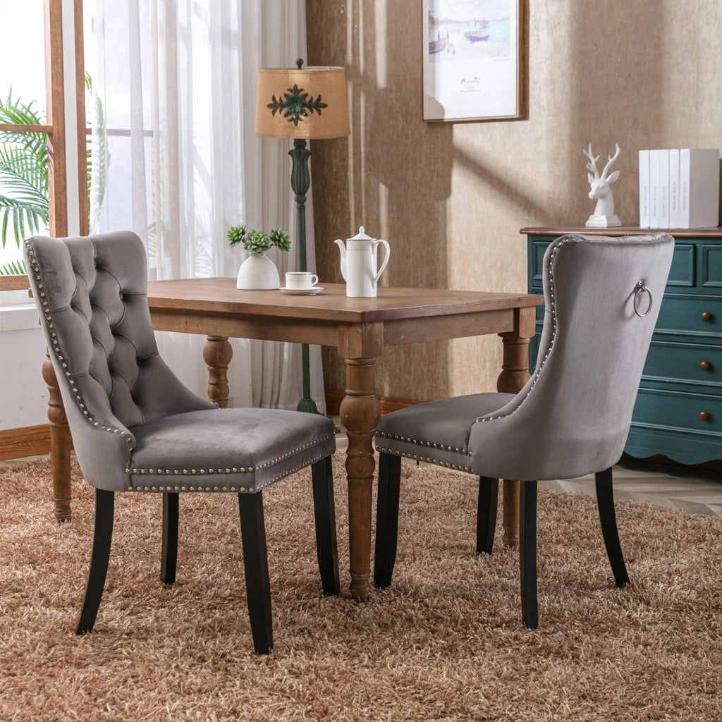 Set di sedie da pranzo con schienale alto; gambe regolabili in legno e rivestimento in velluto grigio
