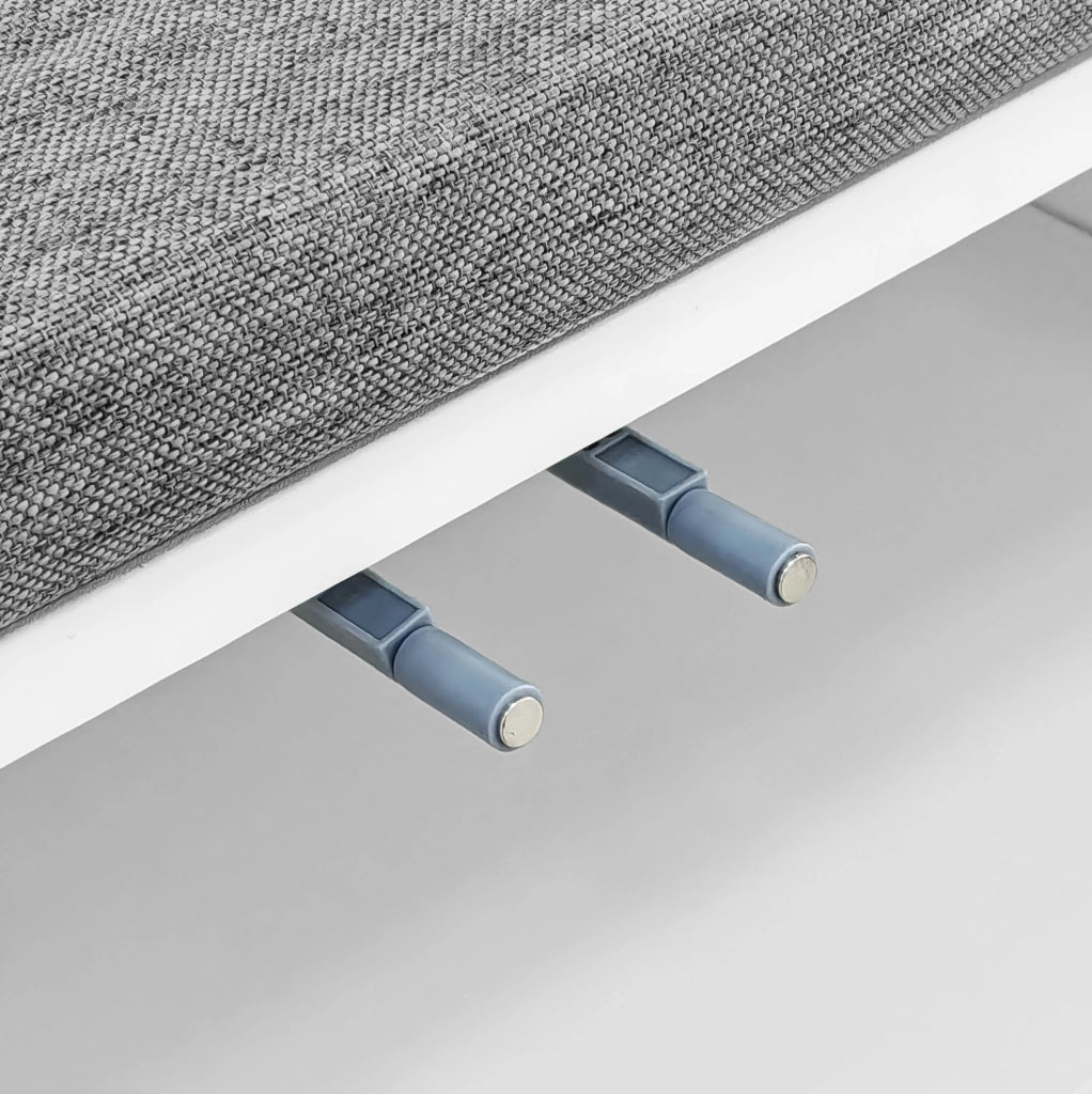 Set guardaroba con panca porta scarpe, cuscini grigi e appendiabiti dorati, struttura in truciolato bianco 60,5x180,5x35,2 cm