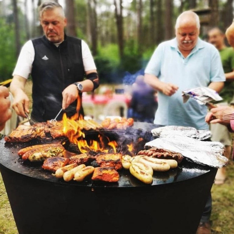 Arteflame One40 bbq e braciere in acciaio corten, con piastra di cottura in ghisa da 102 cm, altezza totale 97 cm