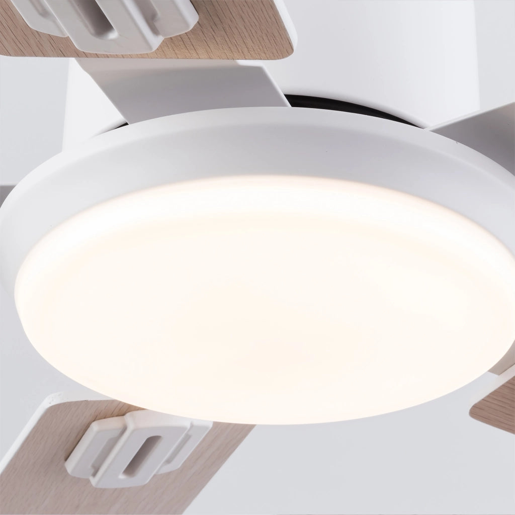 Ventilatore da soffitto con luce LED dimmerabile; telecomando e finitura bianca e rovere chiaro