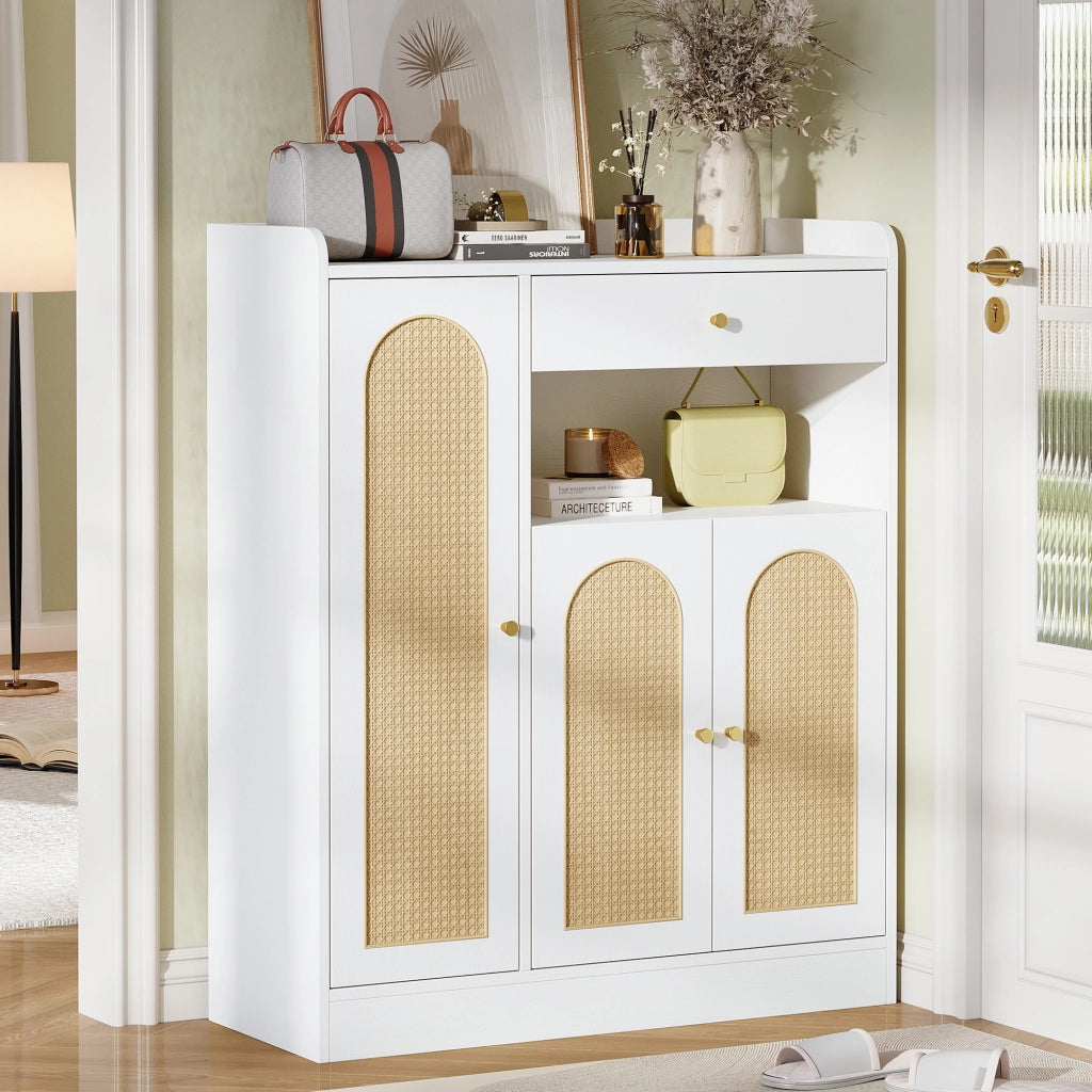 Scarpiera in MDF e truciolare con 3 ante in rattan; ripiani regolabili; 1 cassetto e piedini antiribaltamento; bianco e naturale; 90 × 35 × 110 cm