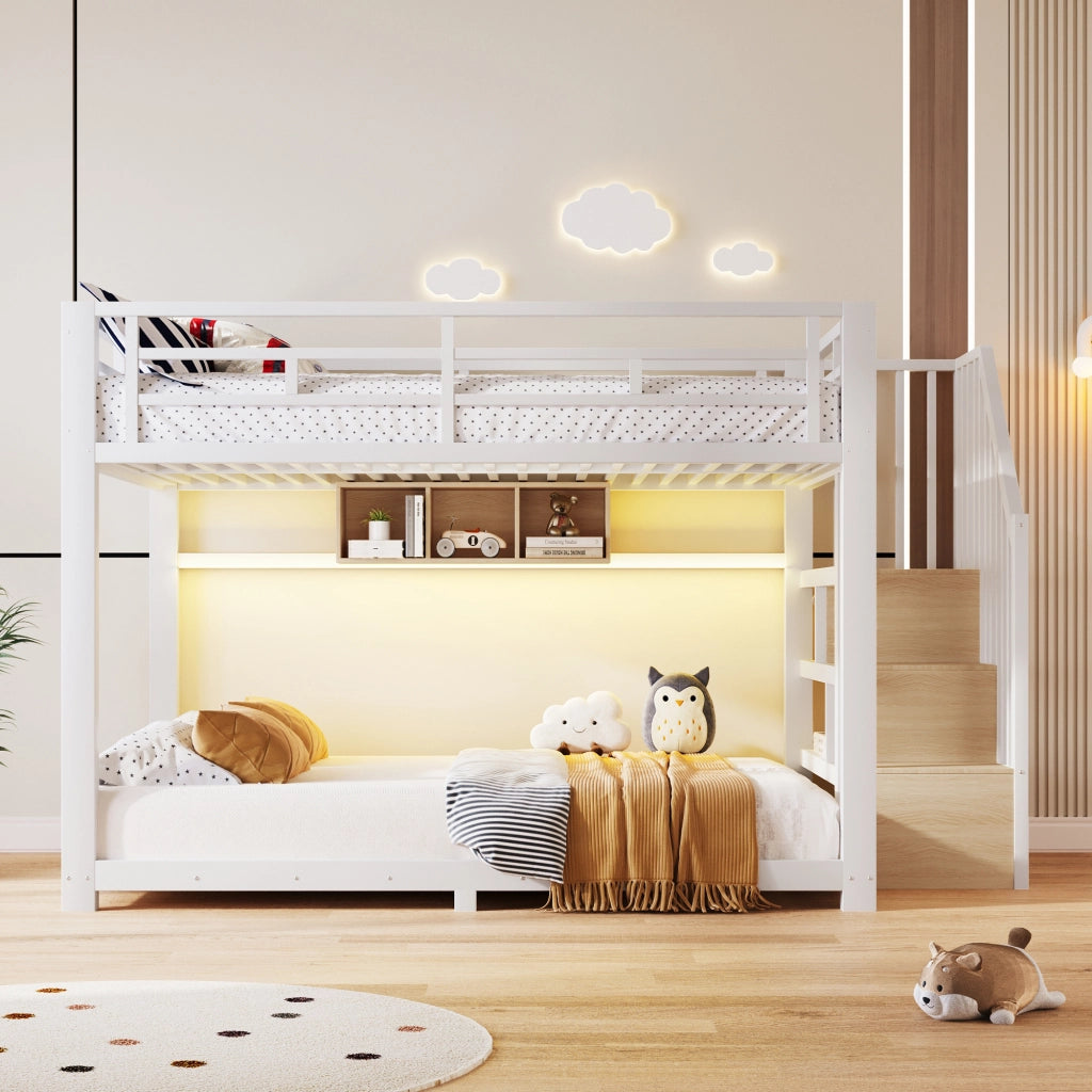 Letto a castello 140 x 200 cm; strisce LED; 3 scomparti contenitore; scala con contenitore; sponde di sicurezza; struttura in metallo; bianco