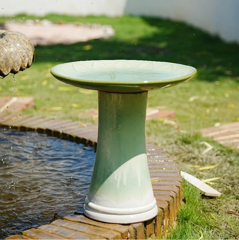 Abbeveratoio per Uccelli in Ceramica Artigianale con Rilievo a Fiori, Ø43 cm, Altezza 45 cm, Glassa Verde Chiaro Lucida, Resistente al Freddo e agli Agenti Atmosferici