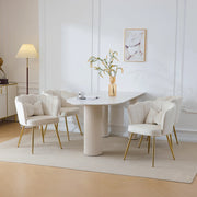 Poltrona con schienale a petalo in velluto beige