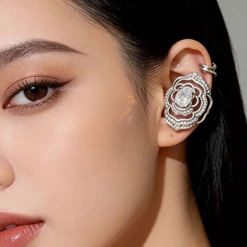Orecchino a clip a forma di rosa cava con delicati fiori di zircone microintarsiati, clip per la cartilagine dell'orecchio