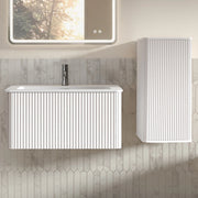 Mobile bagno sospeso con lavabo e colonna laterale in MDF compensato e solid surface bianco scanalato