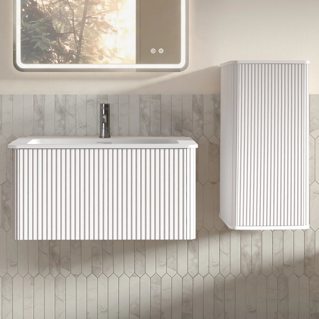 Mobile bagno sospeso con lavabo e colonna laterale in MDF compensato e solid surface bianco scanalato