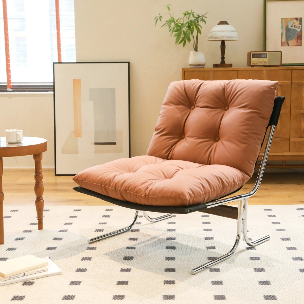 Poltrona lounge con rivestimento sfoderabile; gambe in cromo marrone
