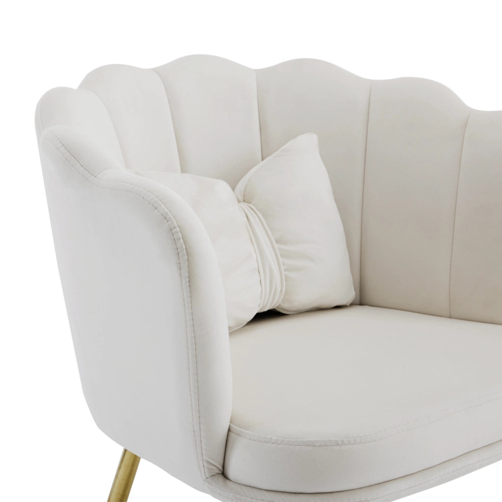 Poltrona con schienale a petalo in velluto beige