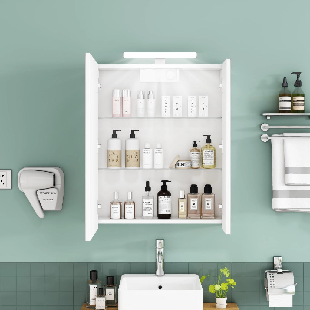 Mobiletto da bagno a parete bianco da 60 cm con specchio, ante asimmetriche, illuminazione a LED e presa elettrica, ripiani in vetro regolabili in