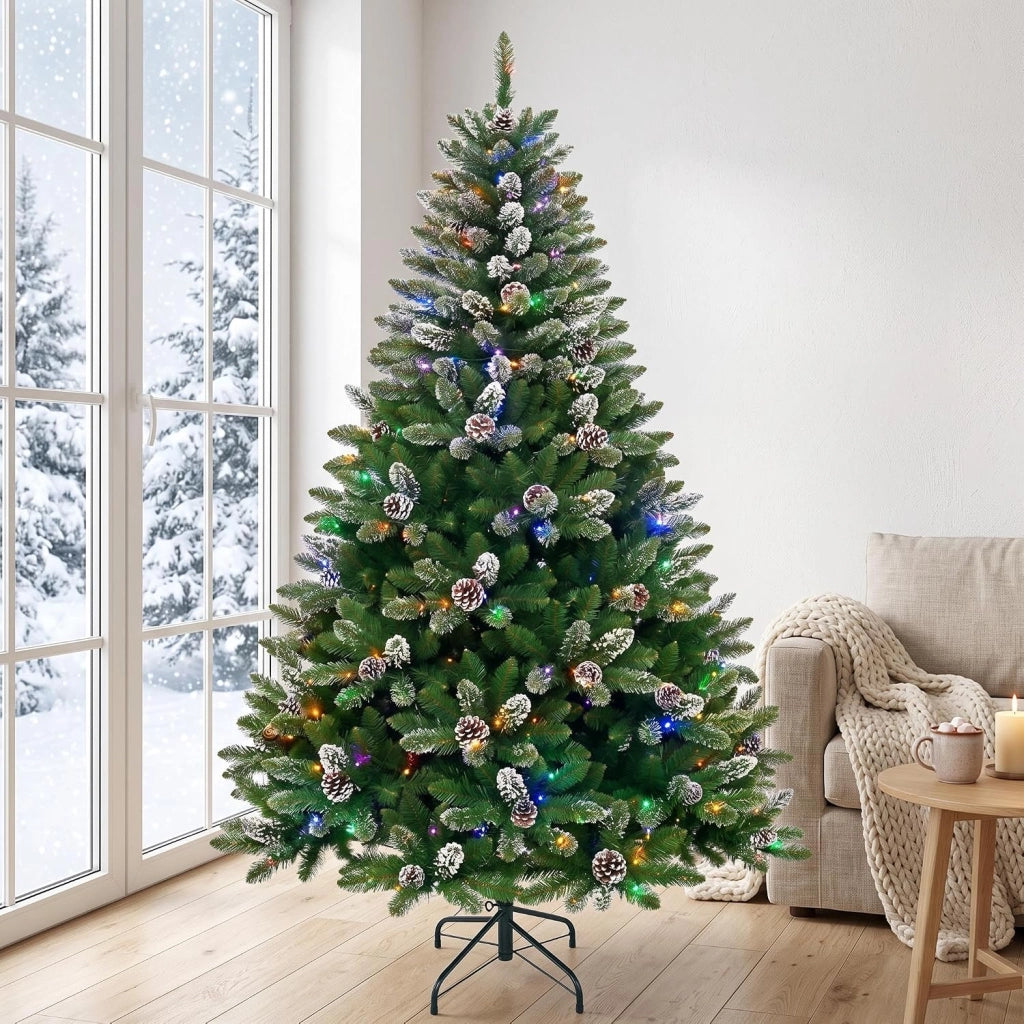 Albero di Natale Innevato 135cm Ignifugo con Pigne Decorative e Supporto Metallica