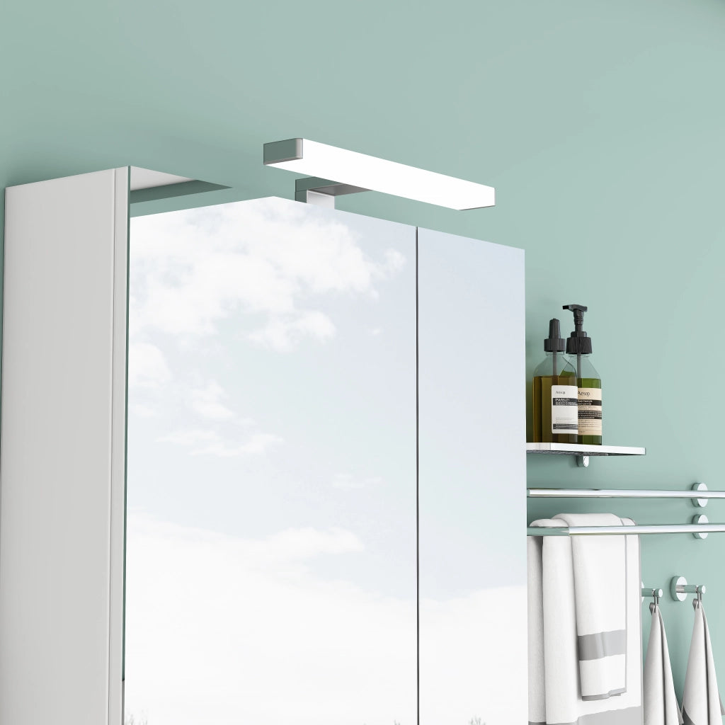Mobiletto da bagno a parete bianco da 60 cm con specchio, ante asimmetriche, illuminazione a LED e presa elettrica, ripiani in vetro regolabili in