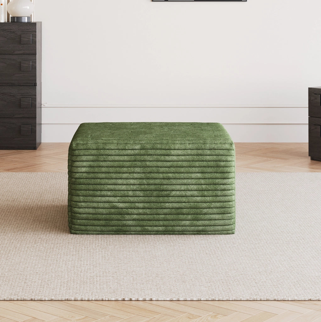 Pouf imbottito in tessuto verde senza montaggio