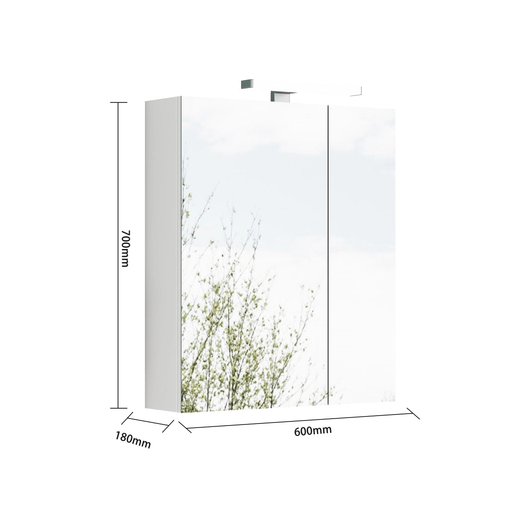 Mobiletto da bagno a parete bianco da 60 cm con specchio, ante asimmetriche, illuminazione a LED e presa elettrica, ripiani in vetro regolabili in