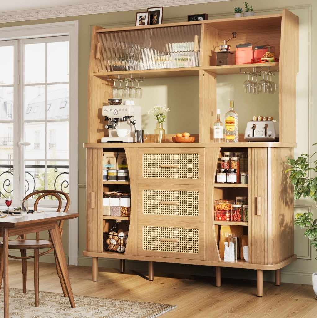 Credenza 140x40.5x174.5 cm con ante scorrevoli in vetro; 3 cassetti e ripiani aperti in MDF e metallo; naturale