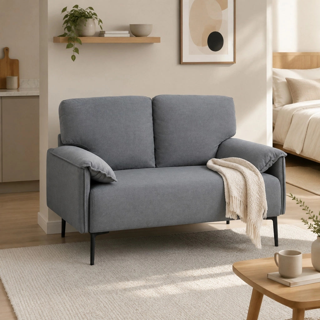 Divano a 2 posti imbottito in tessuto grigio con braccioli; gambe in metallo e cuscini inclusi 127 × 72 × 84 cm