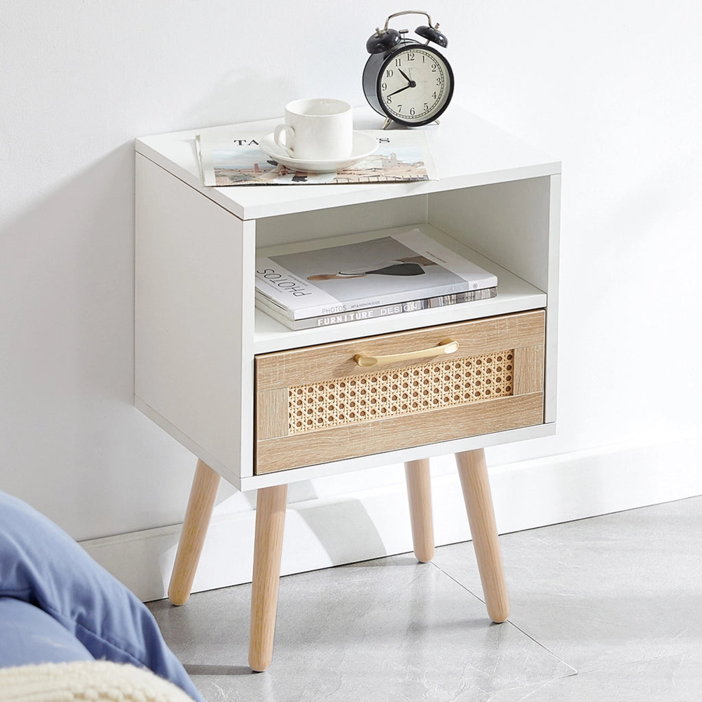 Comodino con rivestimento in rattan e gambe in legno bianco e naturale