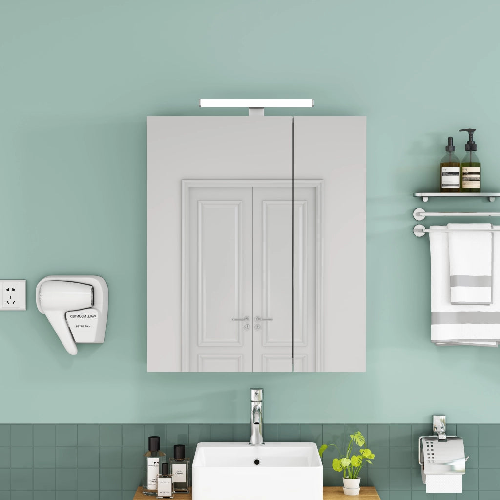 Mobiletto da bagno a parete bianco da 60 cm con specchio, ante asimmetriche, illuminazione a LED e presa elettrica, ripiani in vetro regolabili in