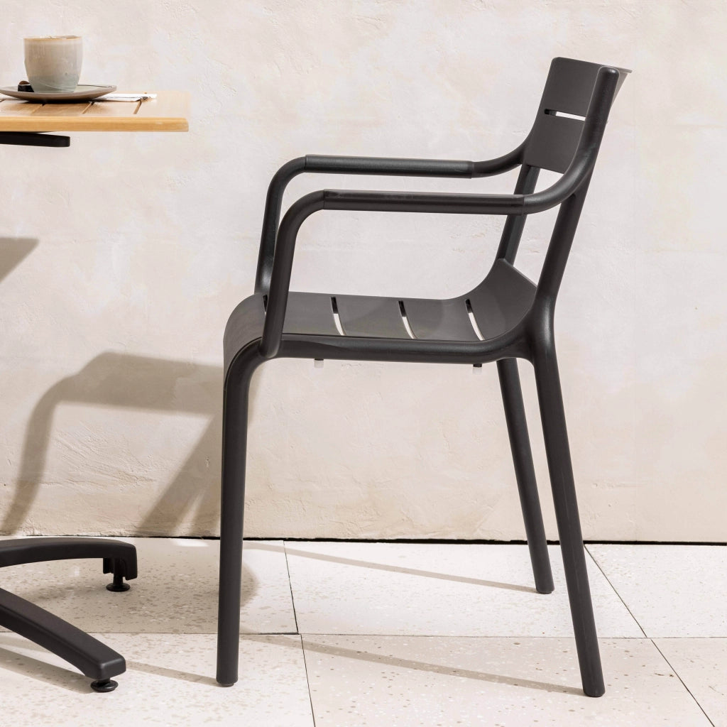 Oviala - Poltrona da giardino in plastica nera