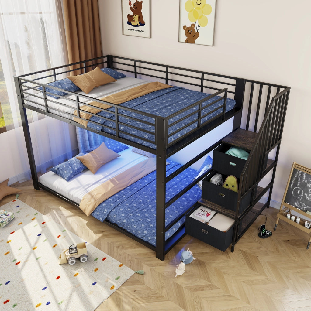 Letto a castello ULEVR 140x200 cm in metallo e MDF, scala reversibile con cassetti, LED, prese e USB, nero