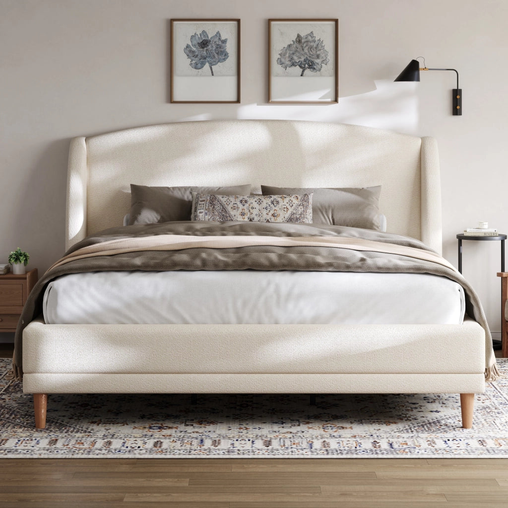 Letto imbottito in bouclé bianco con testiera wingback e rete a doghe
