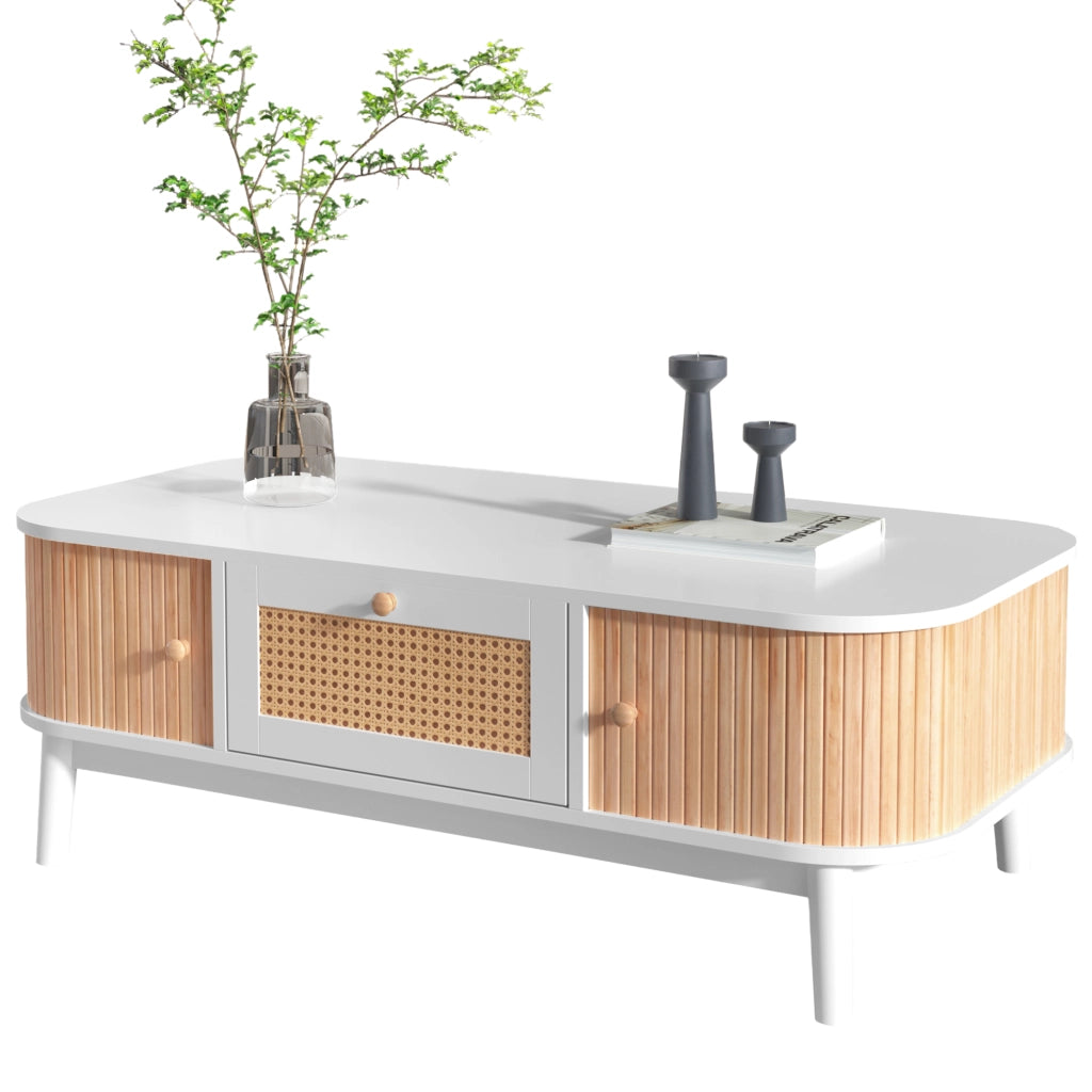 Tavolino da salotto con cassetti in rattan e ante scorrevoli, gambe in legno massello, bianco, 110 × 55 × 38.5 cm
